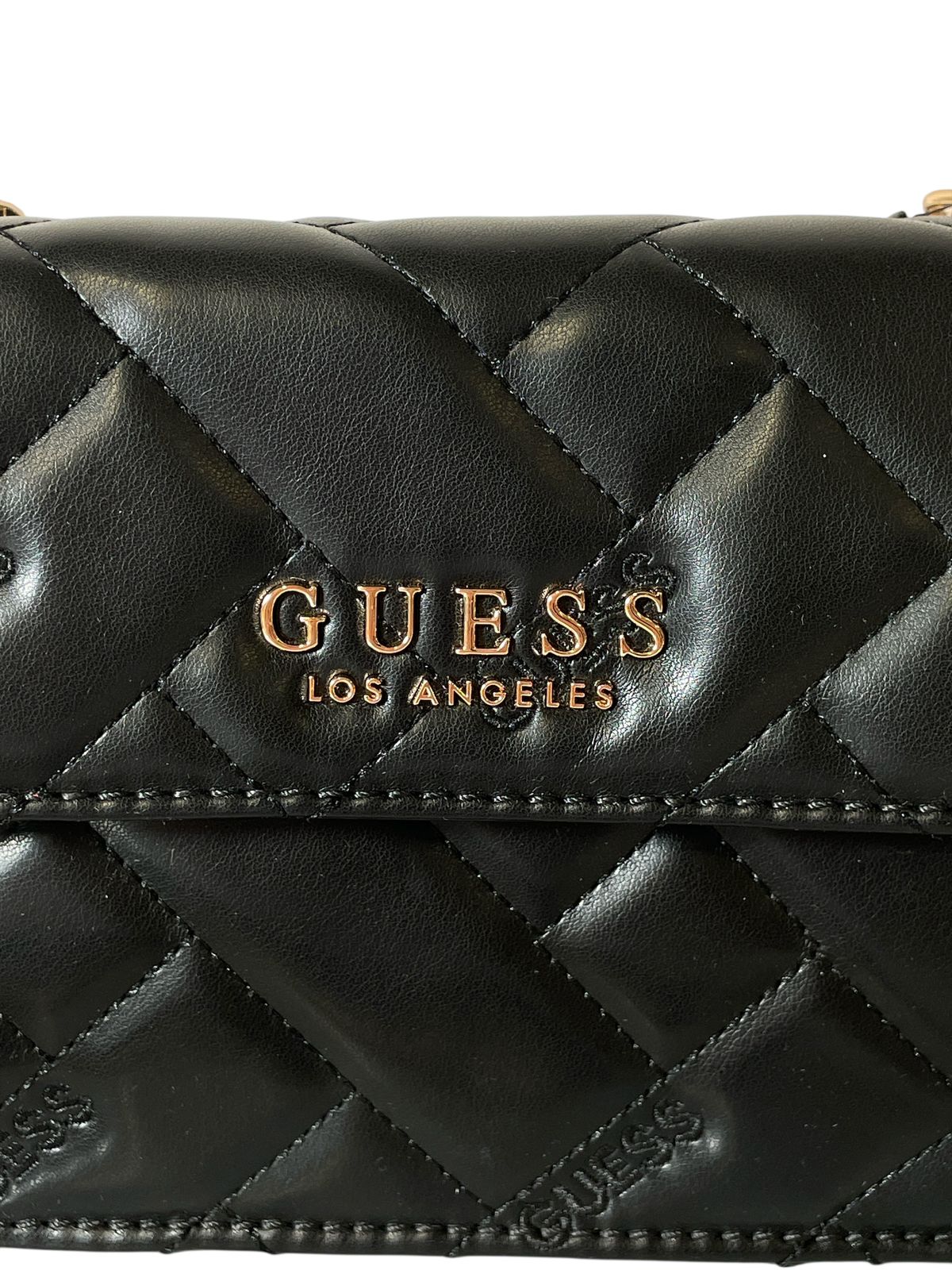 Bolsa Clutch GUESS Acolchada Rosa o Negra con Cadena Dorada Estilo y Glamour Compacto