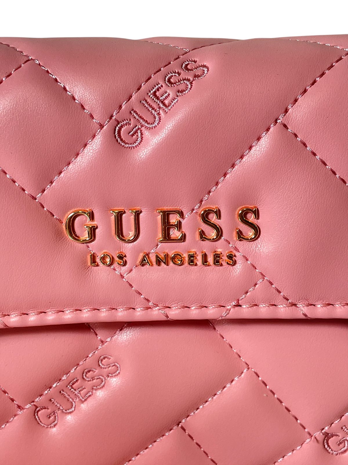 Bolsa Clutch GUESS Acolchada Rosa o Negra con Cadena Dorada Estilo y Glamour Compacto